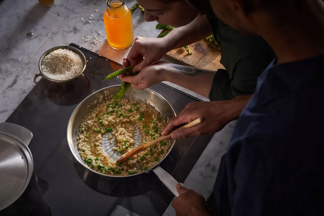 Fiskars Koekenpan Ongecoat Staal - Pan voor alle Kookplaten - Koekenpan 28 cm - Ceratec™ Antiaanbaklaag - RVS Pannen