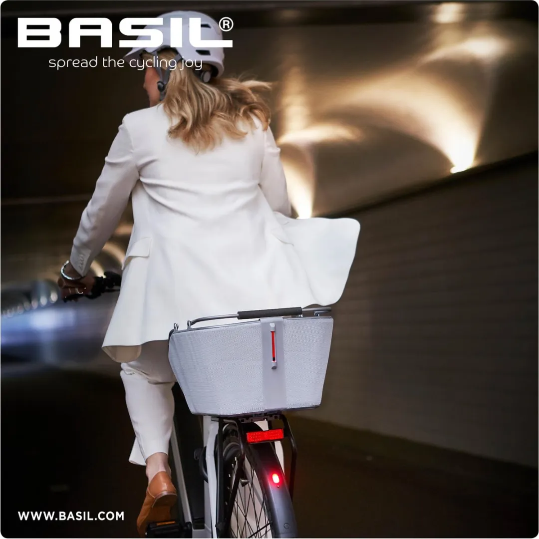 Basil Cento Tech Fiber Fietsmand Nordlicht MIK - Blauwzilver - LED verlichting - afbeelding 6 van 6