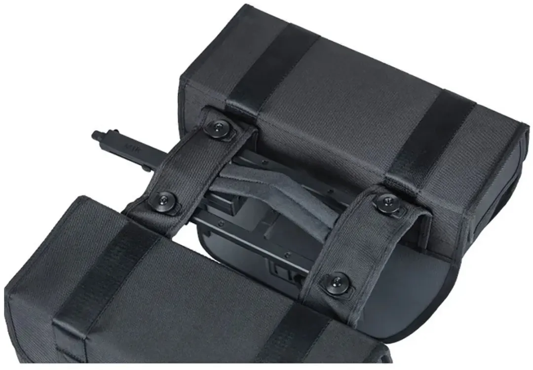 Basil Tour Waterproof Fietstas MIK 28L - Zwart