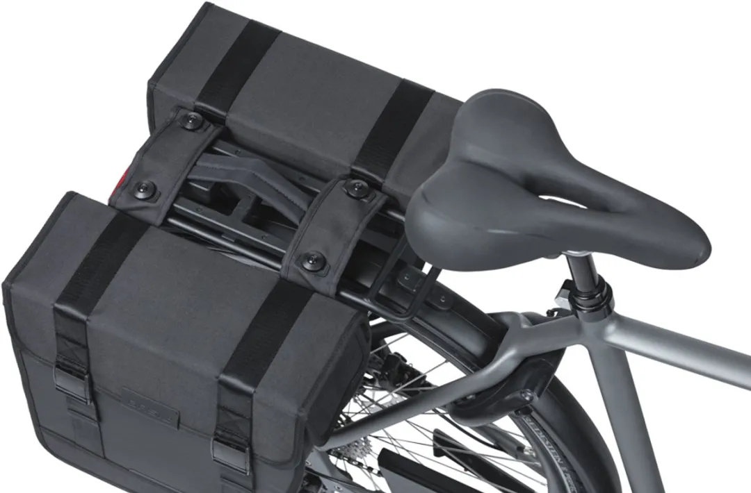 Basil Tour Waterproof Fietstas MIK 28L - Zwart