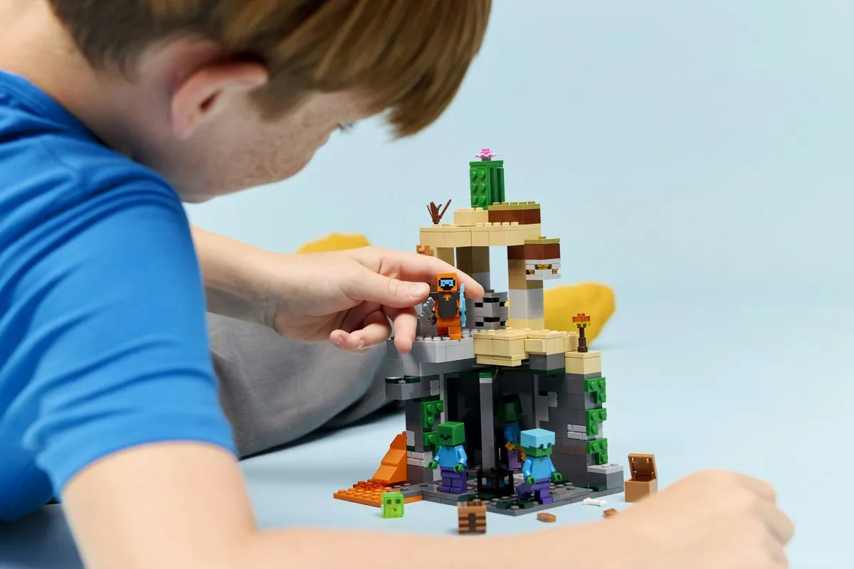 LEGO Minecraft Zombiekerker 21587 - 284 Stukken - 3 Minifiguren