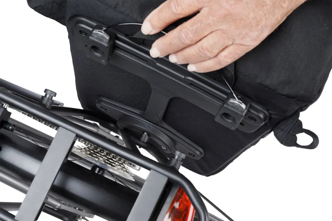 Basil Move MIK Studs Fietsschoudertas 15L - Zwart