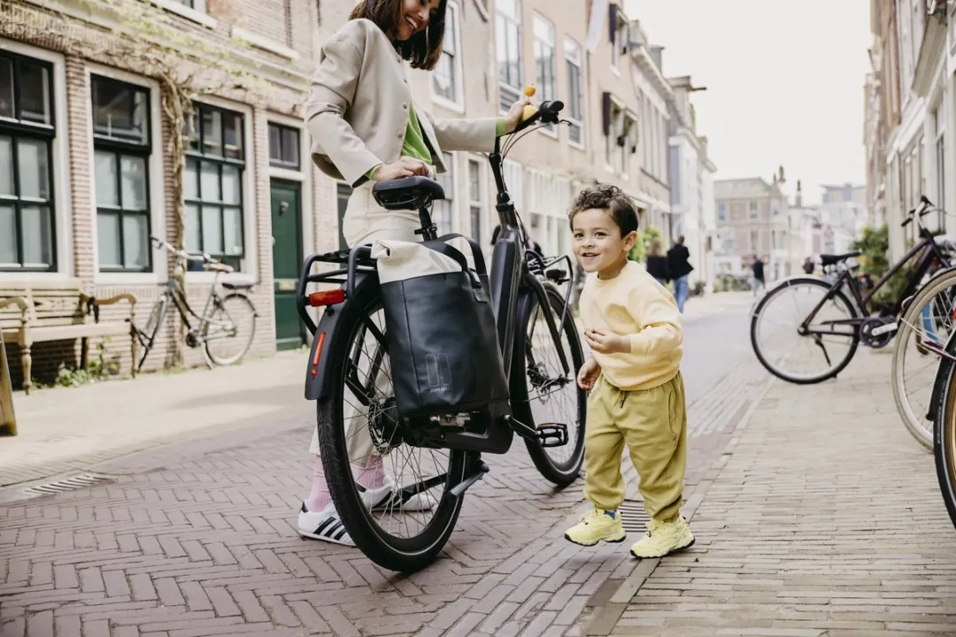 Basil Vive - Dubbele fietstas - 28-35 liter - Incl. MIK adapterplaat - Waterdicht - Reflectie details - Gerecycled materiaal - wit/zwart