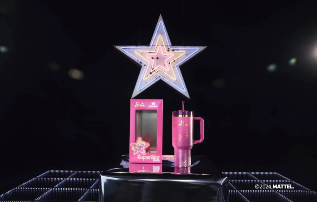 Stanley x Barbie ’70s Superstar Quencher 40oz Thermosbeker - Roze - afbeelding 4 van 6