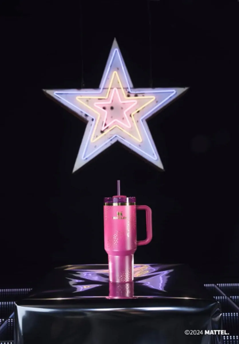 Stanley x Barbie ’70s Superstar Quencher 40oz Thermosbeker - Roze - afbeelding 6 van 6