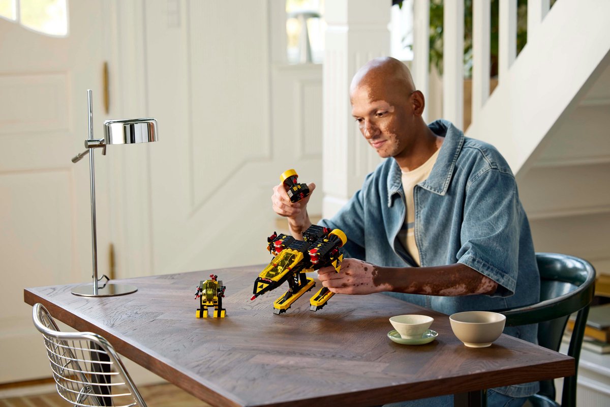 LEGO Icons 10355 - Blacktron Renegade