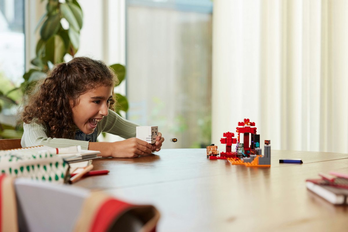 LEGO Minecraft Hinderlaag bij het Nether-portaal - 21255