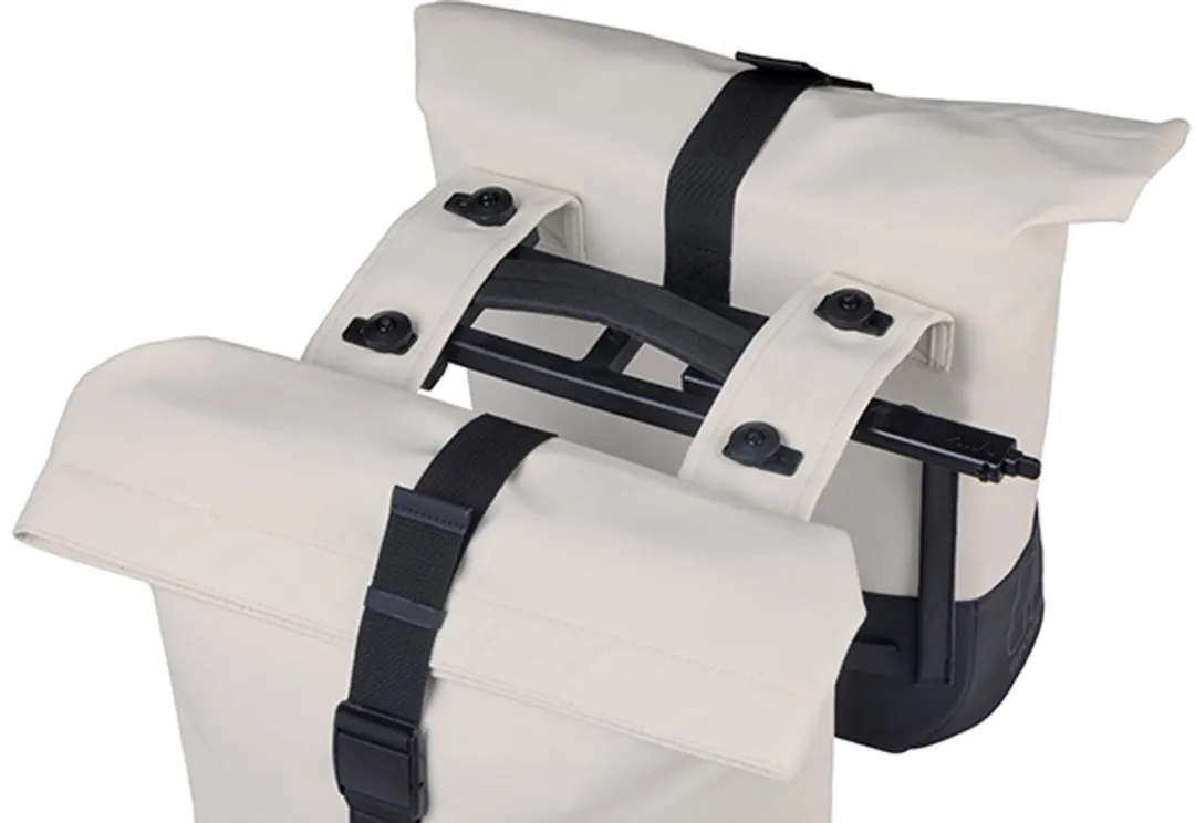 Basil Cove - Dubbele fietstas - 28-32 liter - Incl. MIK adapterplaat - Waterafstotend - Reflectie details - Gerecycled materiaal - wit/zwart