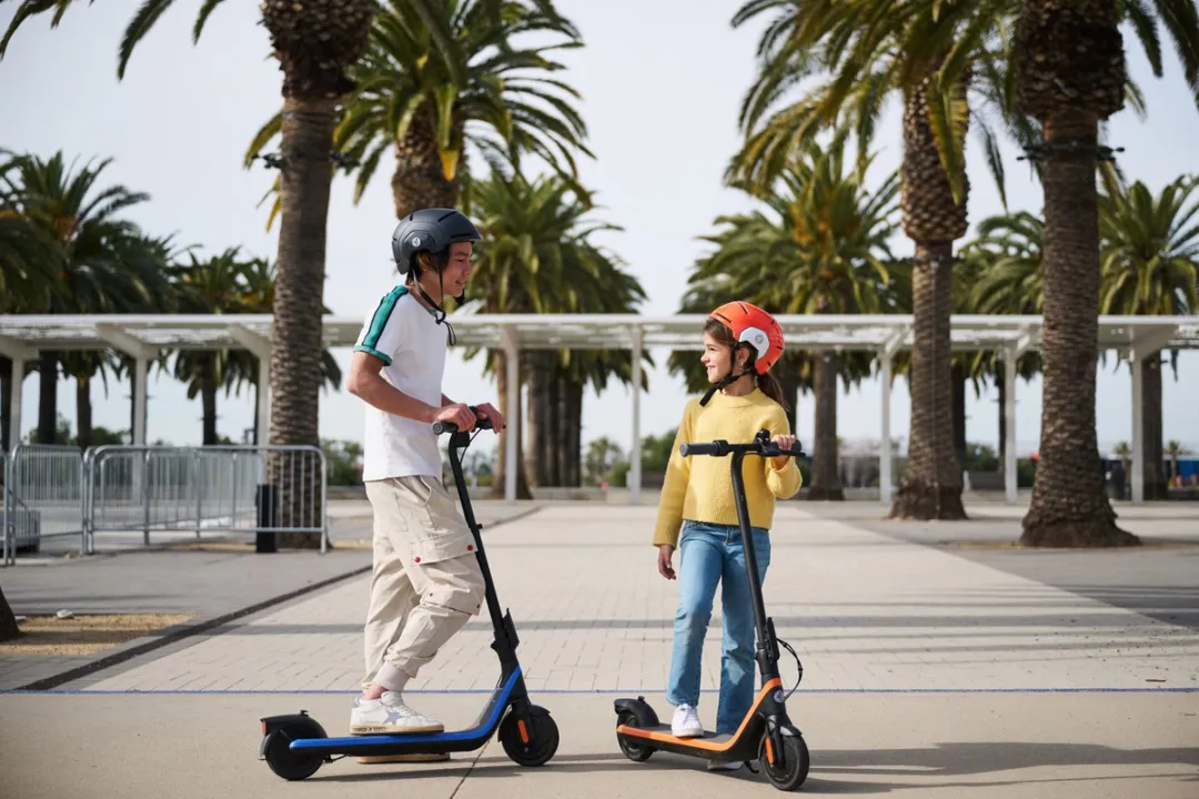 Segway Ninebot Kickscooter C2 Pro E - 17km Actieradius - Blauw/Zwart