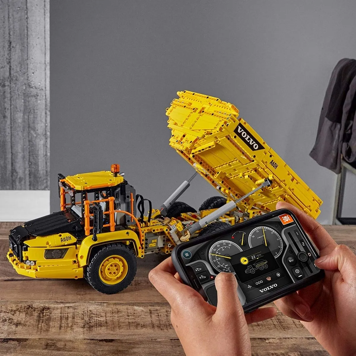 LEGO Technic Volvo 6x6 Truck 42114 - 2193 Stukken - Geel
