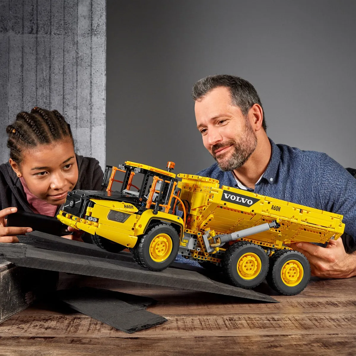 LEGO Technic Volvo 6x6 Truck 42114 - 2193 Stukken - Geel