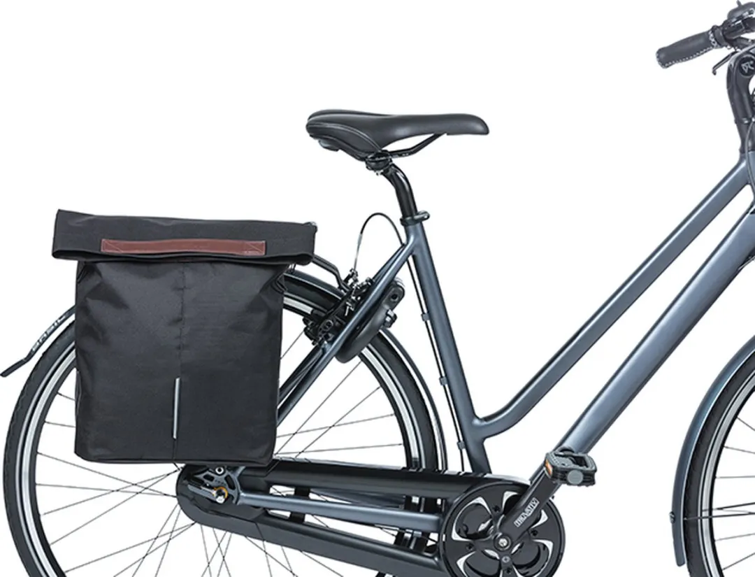 Basil City Fietstas MIk Hooks 16L - Zwart