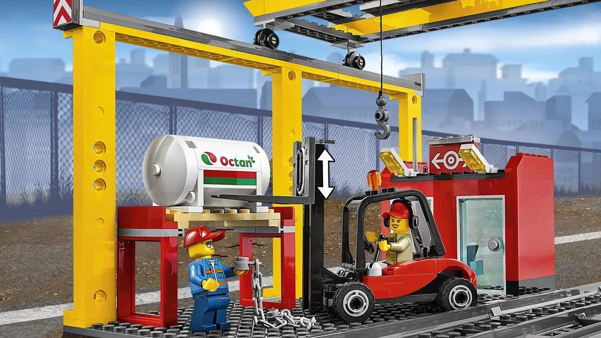 LEGO City Vrachttrein 60052 - 888 Stukken - 4 Minifiguren