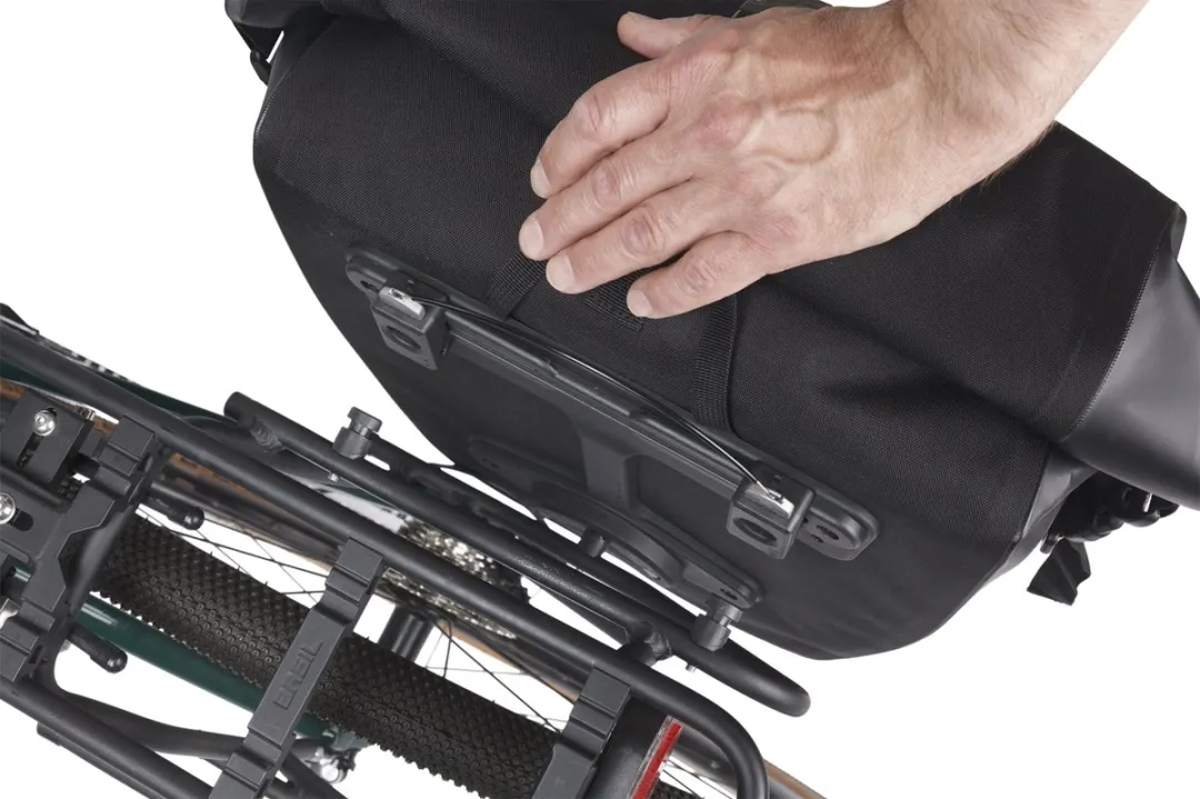 Basil Navigator Waterproof MIK StUDS Fietstas 25L - Zwart