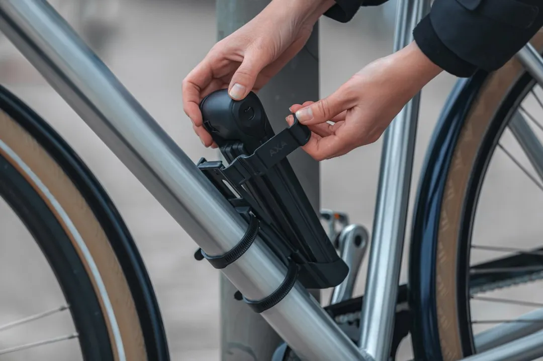 AXA Fold / Fold Pro 100 Houder – Framehouder voor Vouwsloten – Montage via Bidonnokken of Strips – Zwart