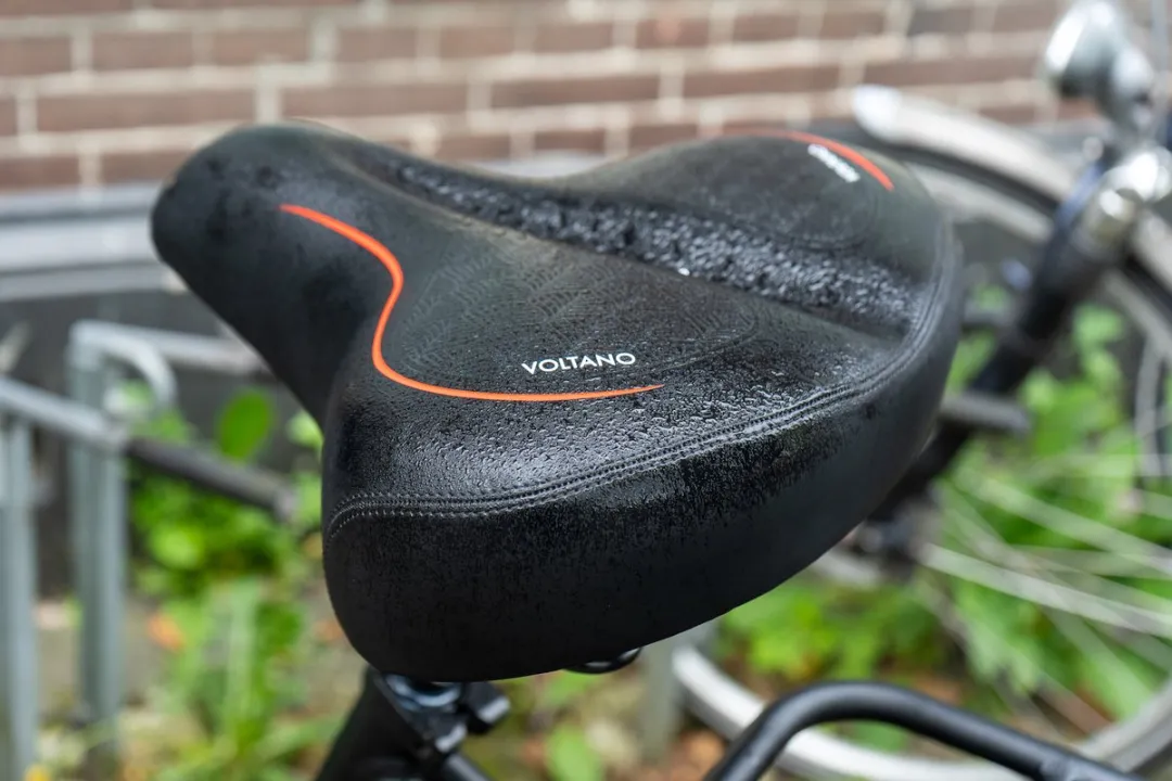 Voltano XXXL Fietszadel Stripes - Zwart/Rood