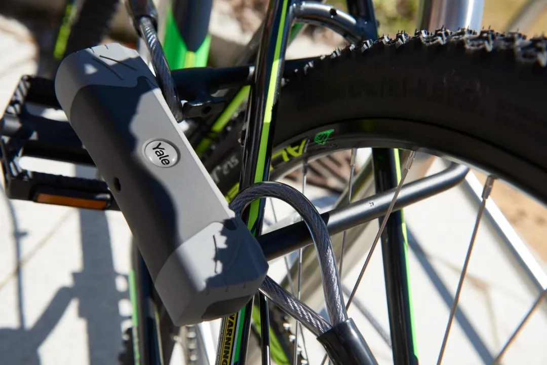 Yale Beugelslot met Kabel - 4 Sleutels - Zwart
