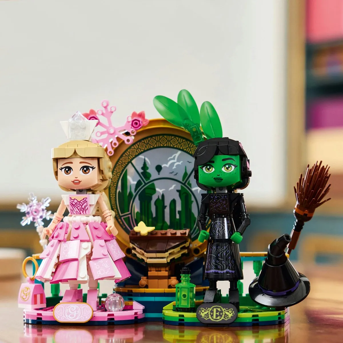 LEGO Wicked Elphaba & Glinda 75682 - 558 Stukken - Meerkleurig