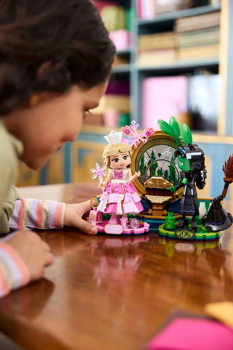 LEGO Wicked Elphaba & Glinda 75682 - 558 Stukken - Meerkleurig - afbeelding 6 van 6