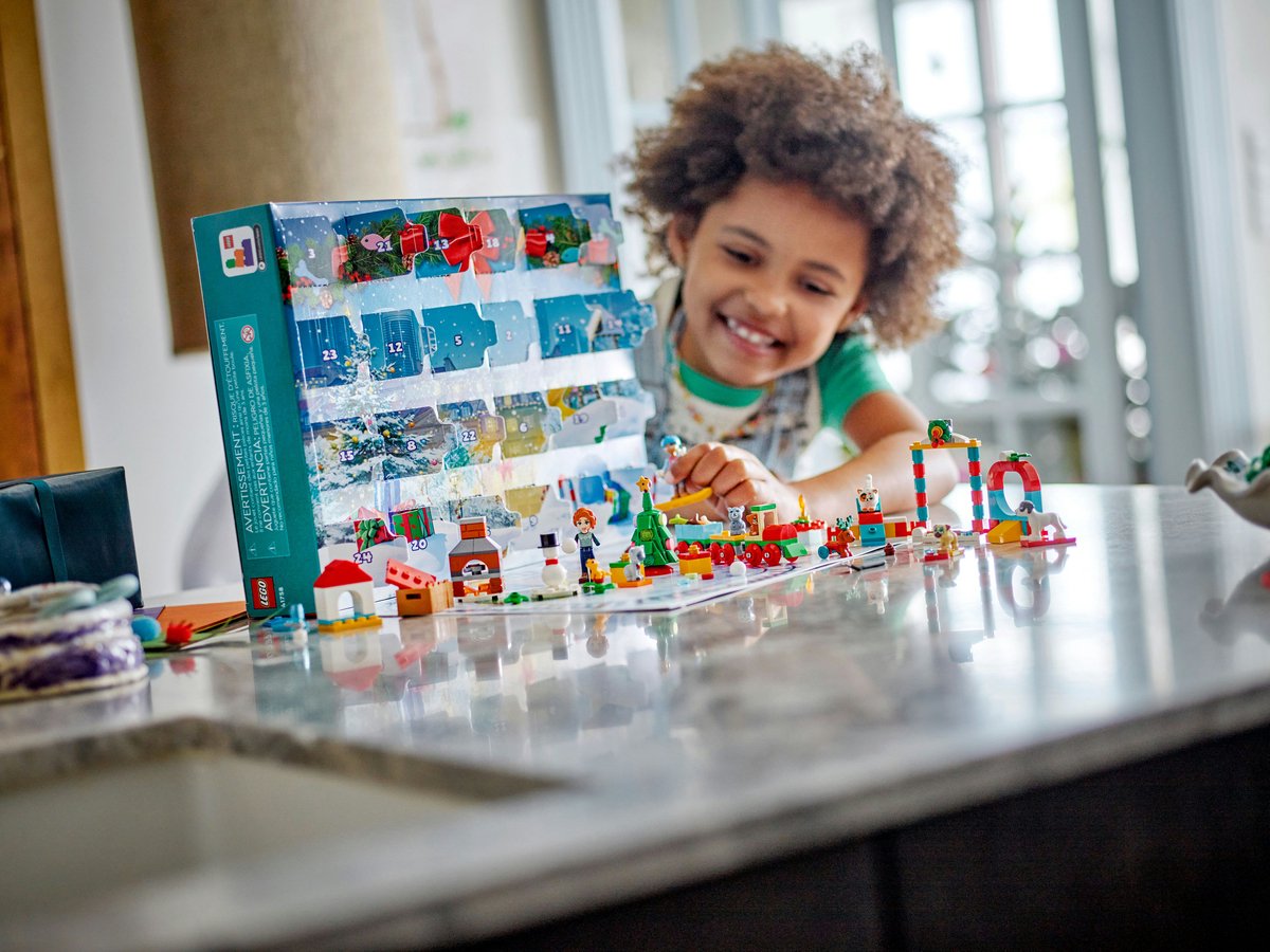 LEGO - Friends adventkalender 2023 Kerst Set met 24 Cadeautjes - 41758