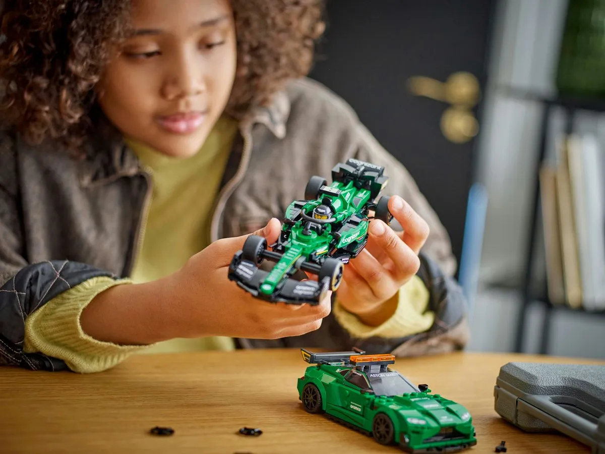 LEGO Aston Martin Safety Car & AMR23 F1 Auto 76925