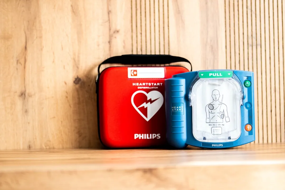 Philips HS-1 AED + binnenkast