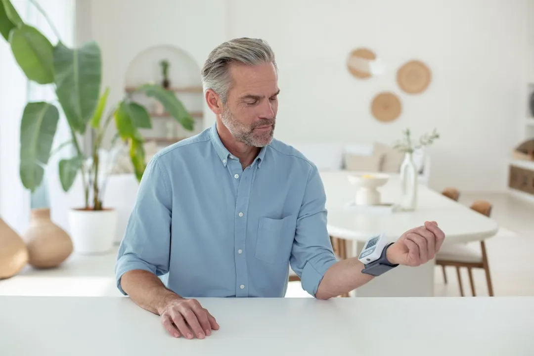 Beurer BC 28 Bloeddrukmeter pols - Hartslagmeter - Onregelmatige hartslag - Risico-indicator - 2 Gebruikersgeheugen - Manchet pols 14-17,5 cm - Reisformaat - Incl. batterijen - 5 Jaar garantie - Wit