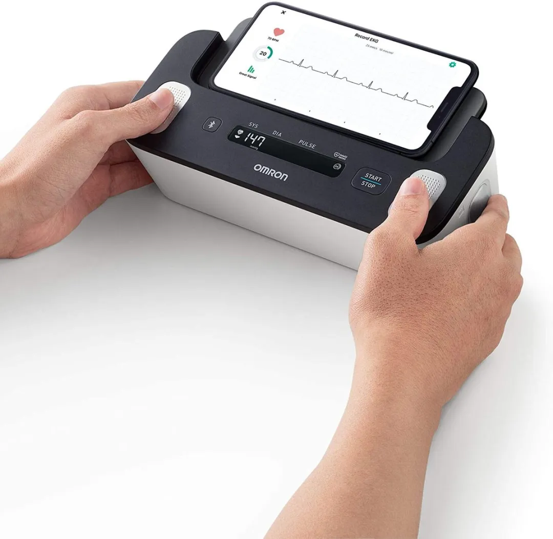 OMRON COMPLETE – Smart Bloeddrukmeter Bovenarm – Aanbevolen door Hartstichting - ECG Monitor - Klinisch Gevalideerd - met Mobiele App – XL Scherm Display - 22 tot 42 cm Manchet – 5 jaar Garantie – Bloeddrukmeter, Hartslagmeter, ECG-meter in één