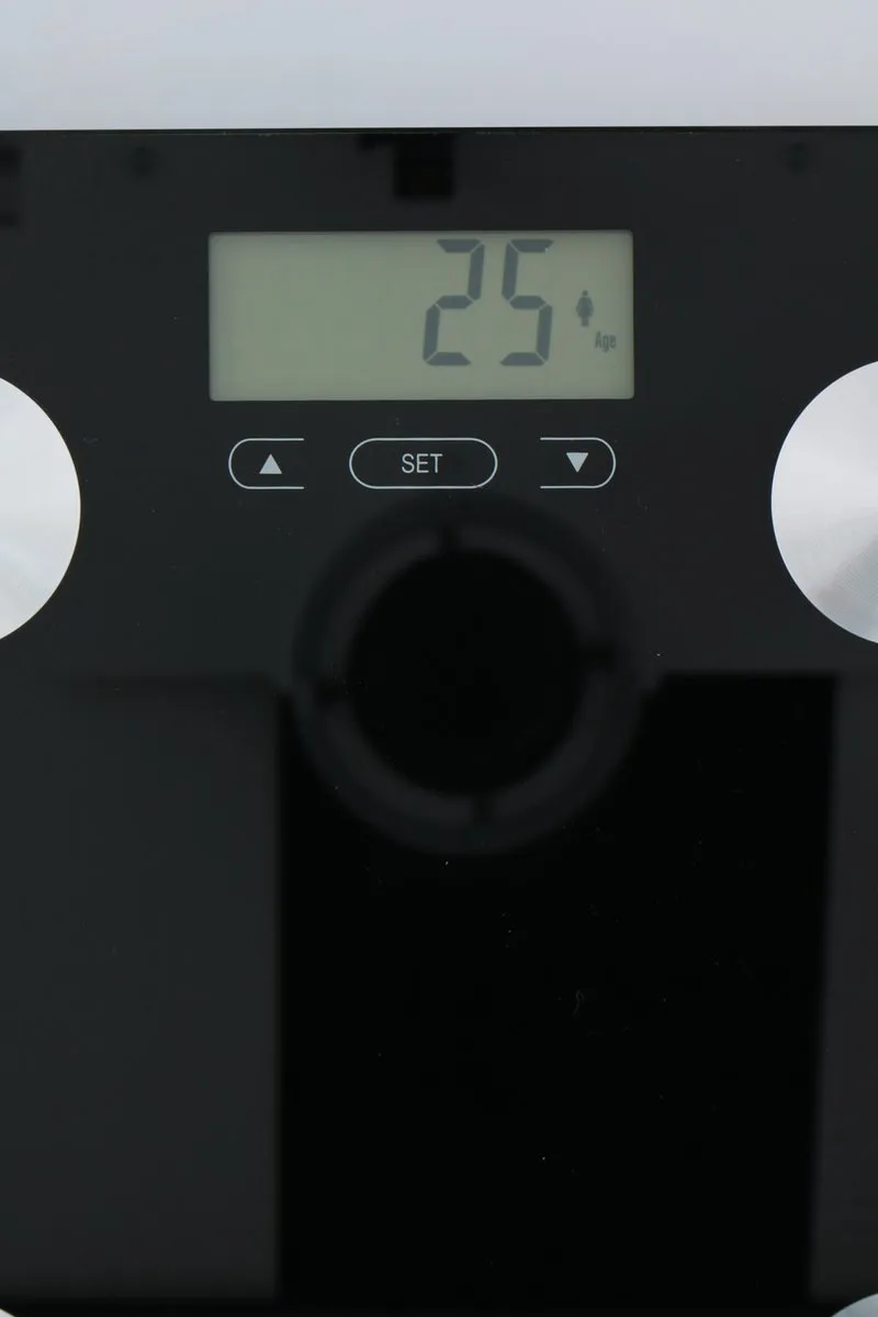 Grundig Weegschaal Lichaamsanalyse 180kg - 12 Personen - Zwart