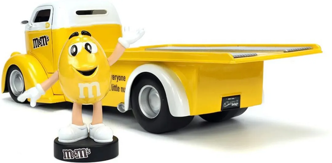 Jada Toys M&Ms 1947 Ford COE Flatbed 1:24 - Geel