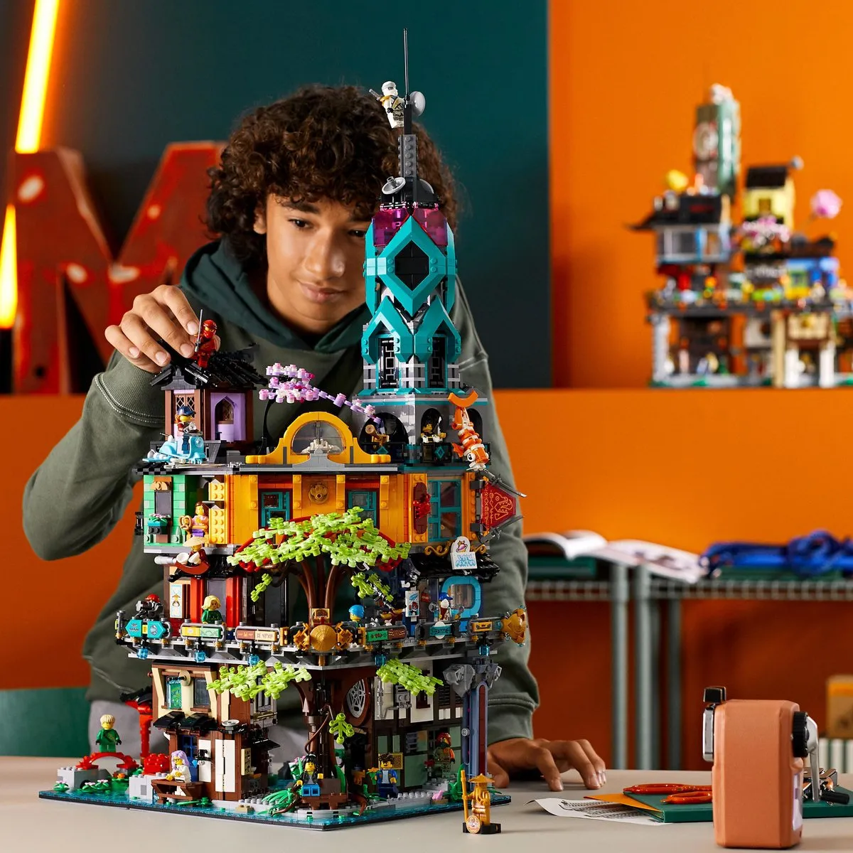 LEGO Ninjago Stadstuinen 71741 - 5685 Stukken - 19 Minifiguren