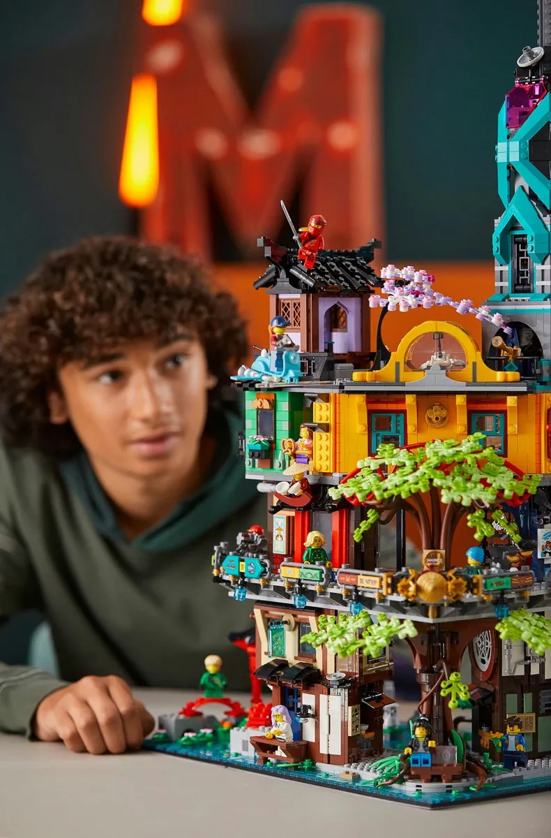 LEGO Ninjago Stadstuinen 71741 - 5685 Stukken - 19 Minifiguren
