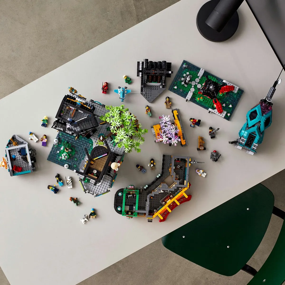 LEGO Ninjago Stadstuinen 71741 - 5685 Stukken - 19 Minifiguren