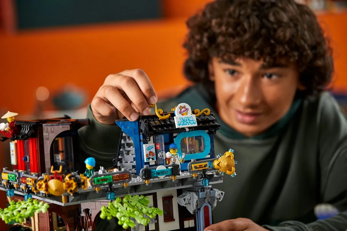 LEGO Ninjago Stadstuinen 71741 - 5685 Stukken - 19 Minifiguren