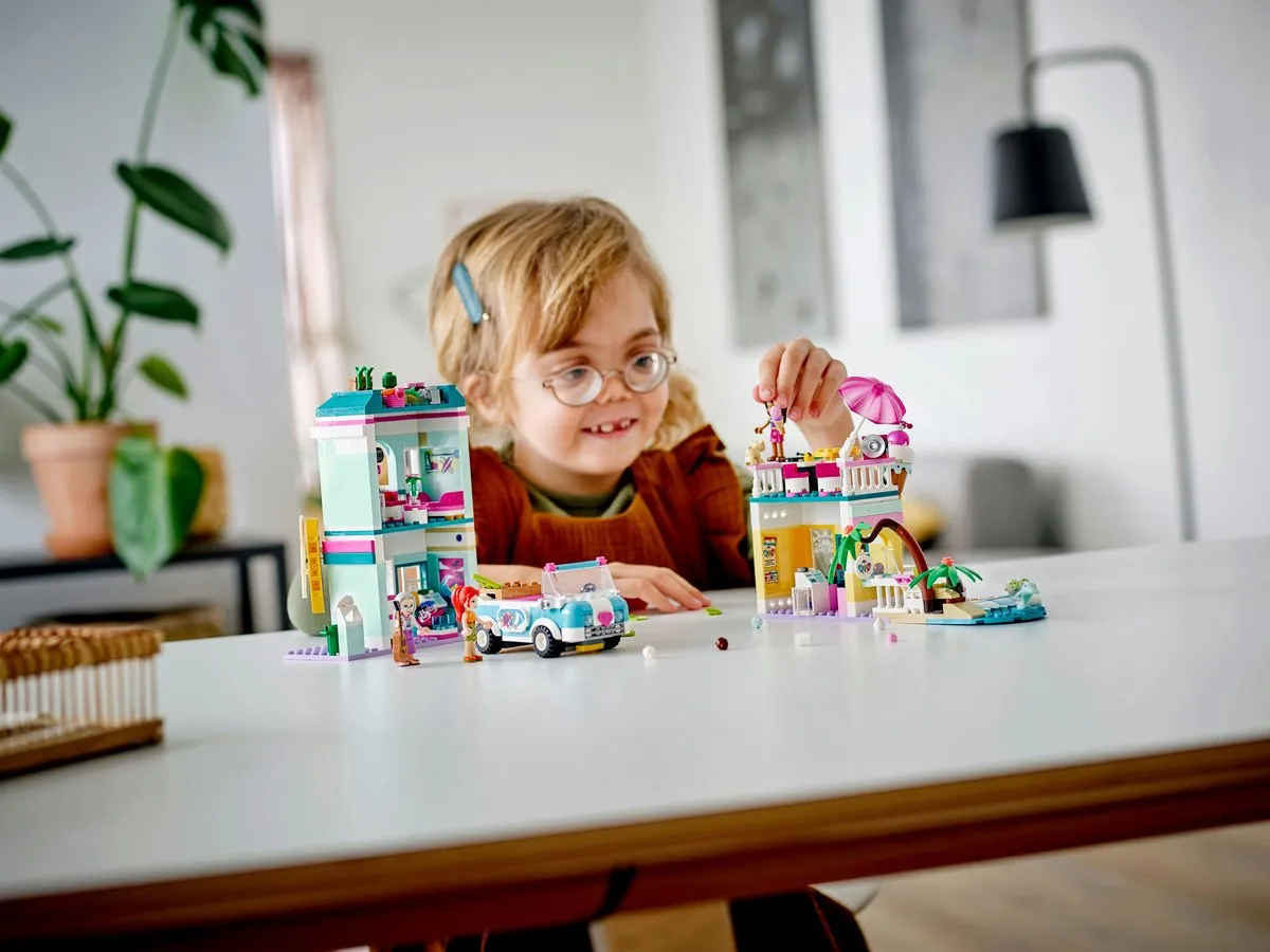 LEGO Friends Surfer Strandhuis 41693 - 685 Stukken