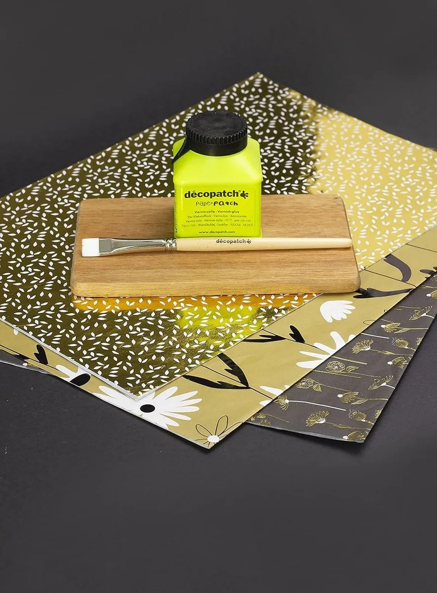 Decopatch Texture Papier A3 Zwart met Goud Bloemen