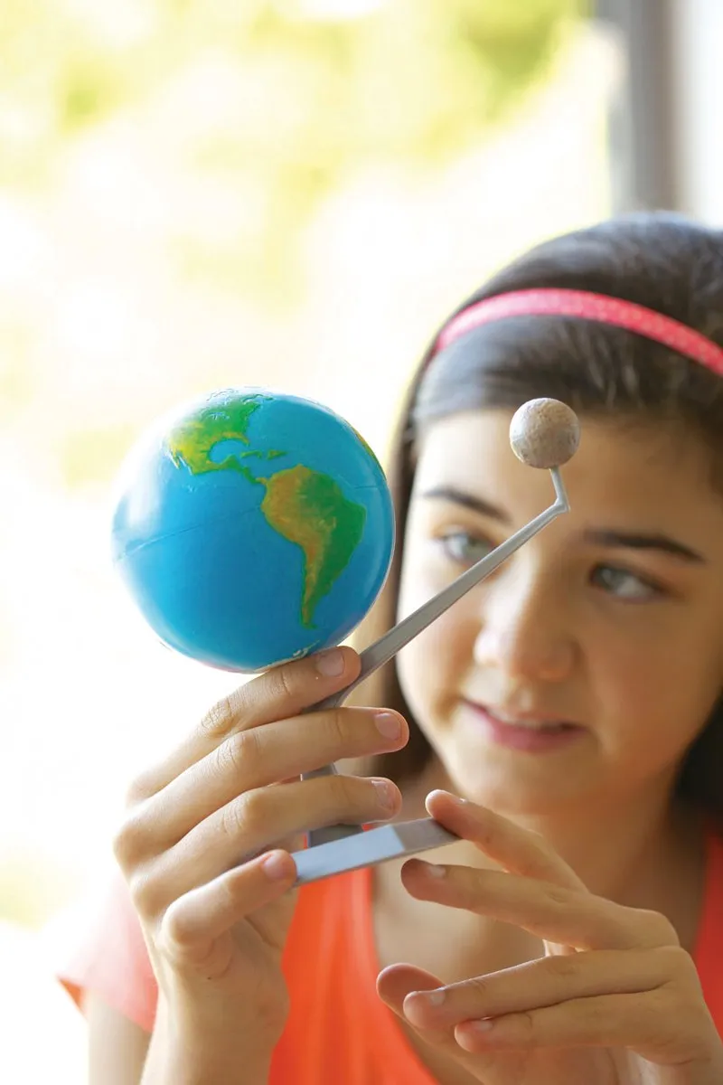 4M - STEAM toys Space Bouwset - Aarde-Maan model die oplicht in het donker