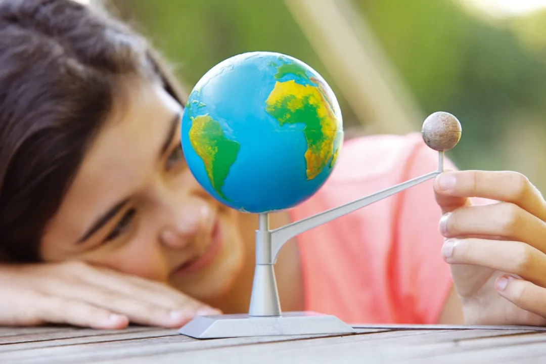 4M - STEAM toys Space Bouwset - Aarde-Maan model die oplicht in het donker