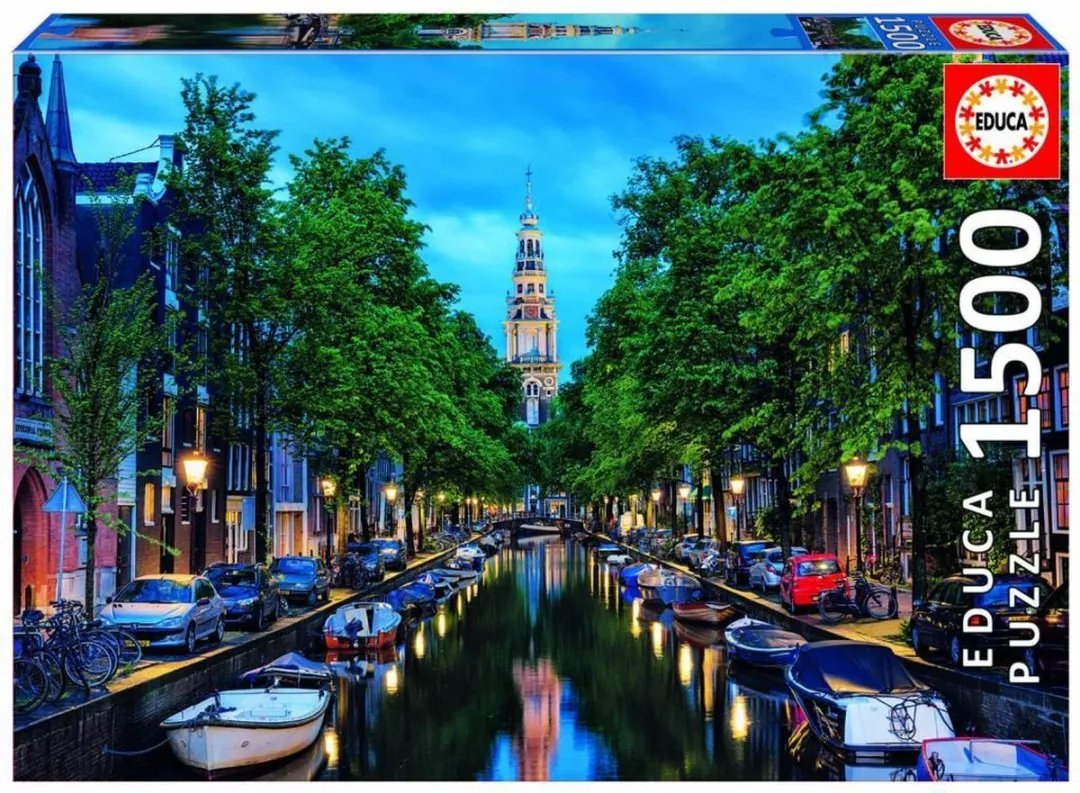 Amsterdamse gracht bij valavond