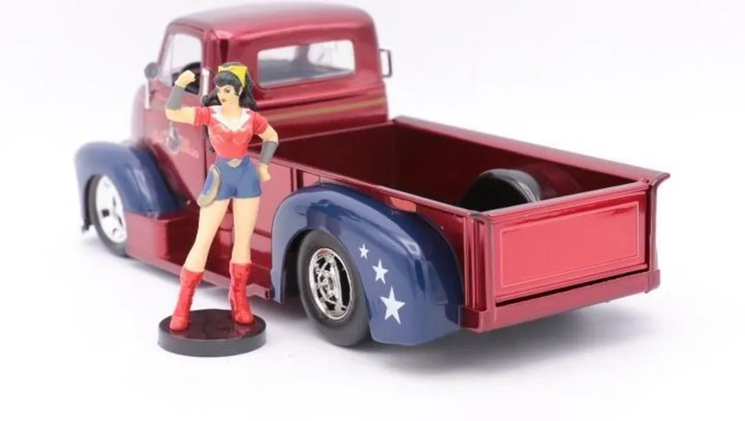 Jada Toys 1952 Chevy Coe Pickup Wonder Woman DC Comics Bombshells 1:24 - 30453