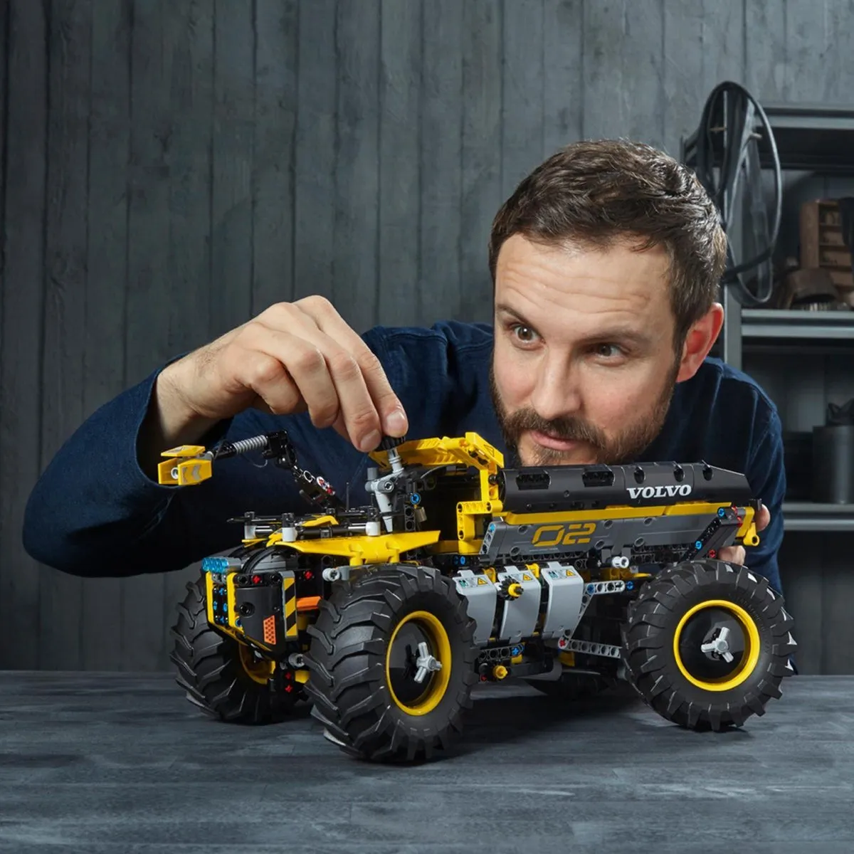 LEGO Technic Volvo Concept Wiellader ZEUX 42081 - 1167 Stukken
