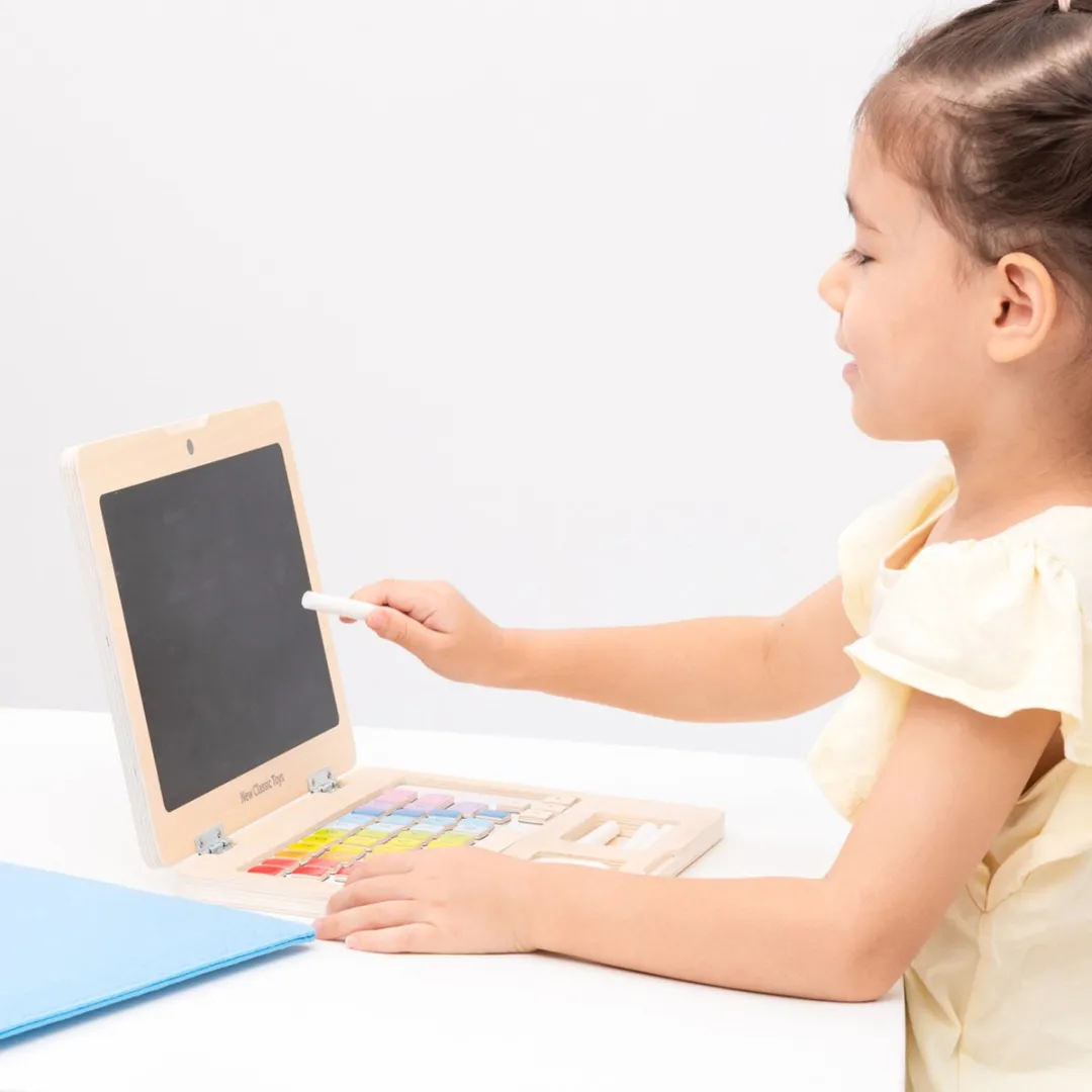 New Classic Toys Houten Speelgoed Laptop Mijn Eerste Laptop - Krijtbord & Magnetische Letters