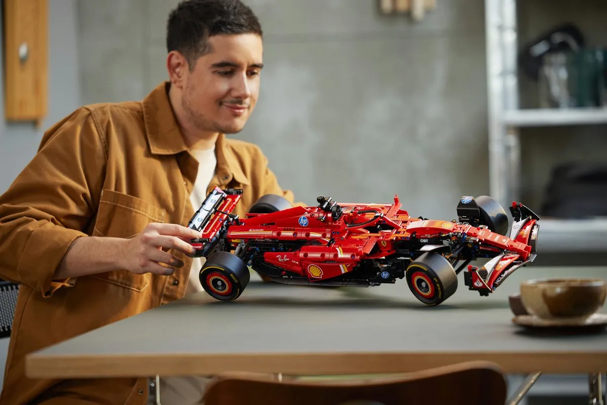 LEGO Technic Ferrari SF-24 F1 Auto 1361 Stukken - Meerkleurig