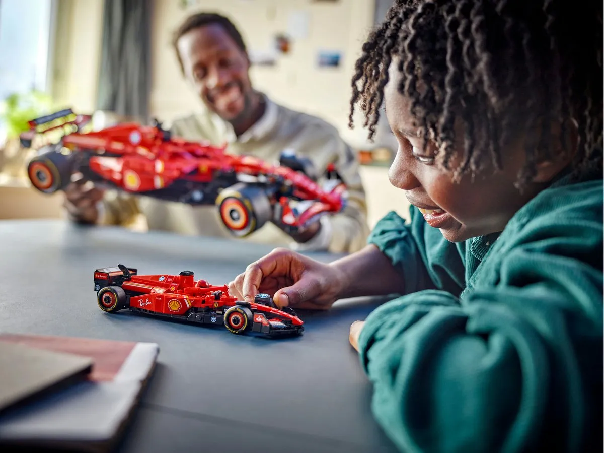 LEGO Technic Ferrari SF-24 F1 Auto 1361 Stukken - Meerkleurig - afbeelding 6 van 6