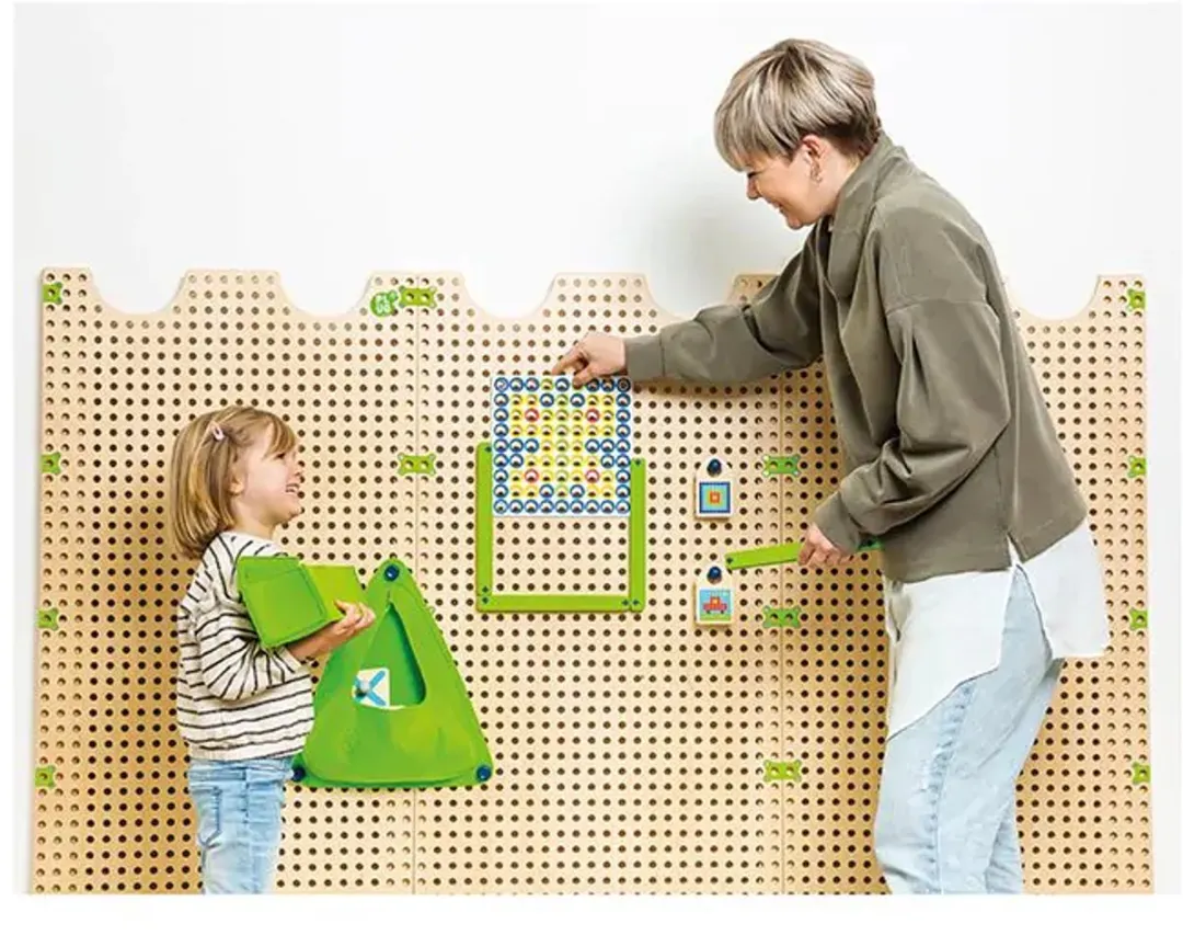 Beleduc Plug it Tic Tac Toe/Coding Set - Multicolor