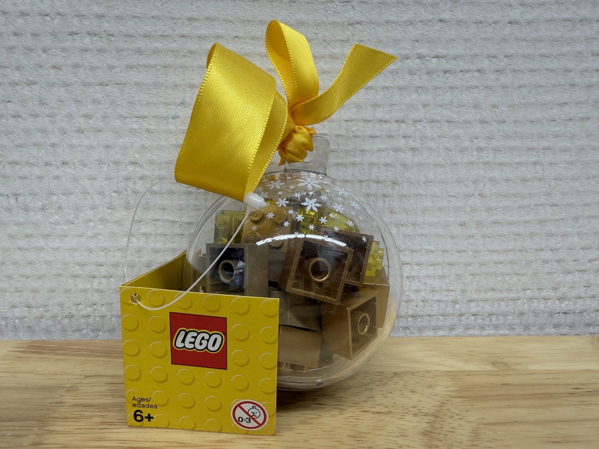 LEGO Kerstbal met gouden lint (metallic goud, donkerbruine en transgele LEGO stenen)