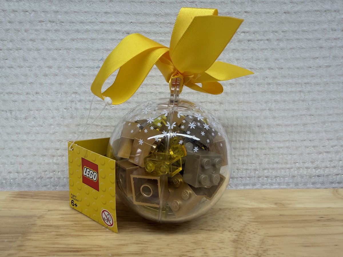 LEGO Kerstbal met gouden lint (metallic goud, donkerbruine en transgele LEGO stenen)