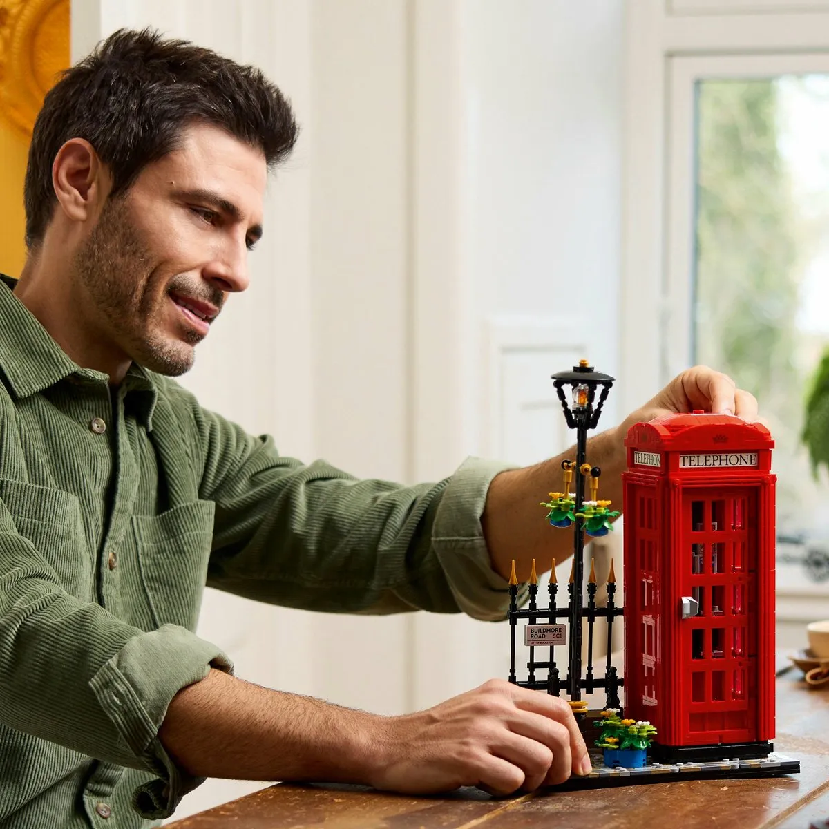 LEGO Ideas Rode Londense Telefooncel 21347 - 1460 Stukken