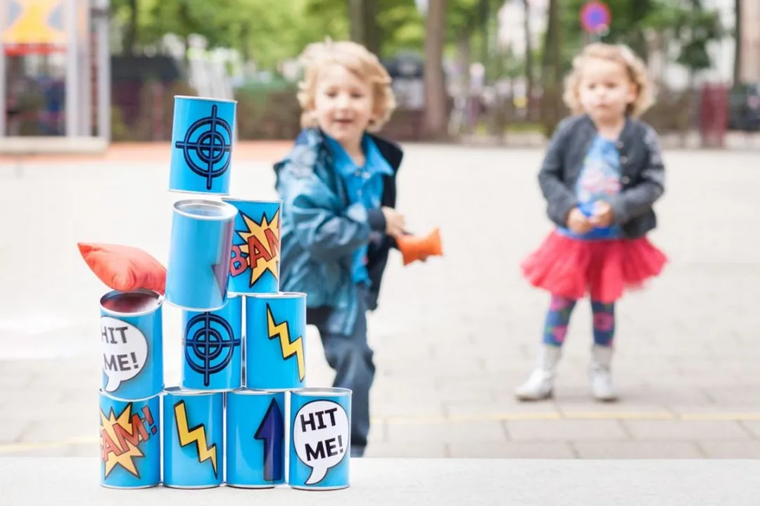 BS Toys Blikgooien Werpspel - Pittenzak Gooien - Kinderspeelgoed vanaf 3 Jaar - Buitenspeelgoed - 10 Blikken - Blauw - Spelletjes voor kinderen - Buiten speelgoed - Buitenspel - Buiten Spellen - Tuin Speelgoed - Cadeau kind