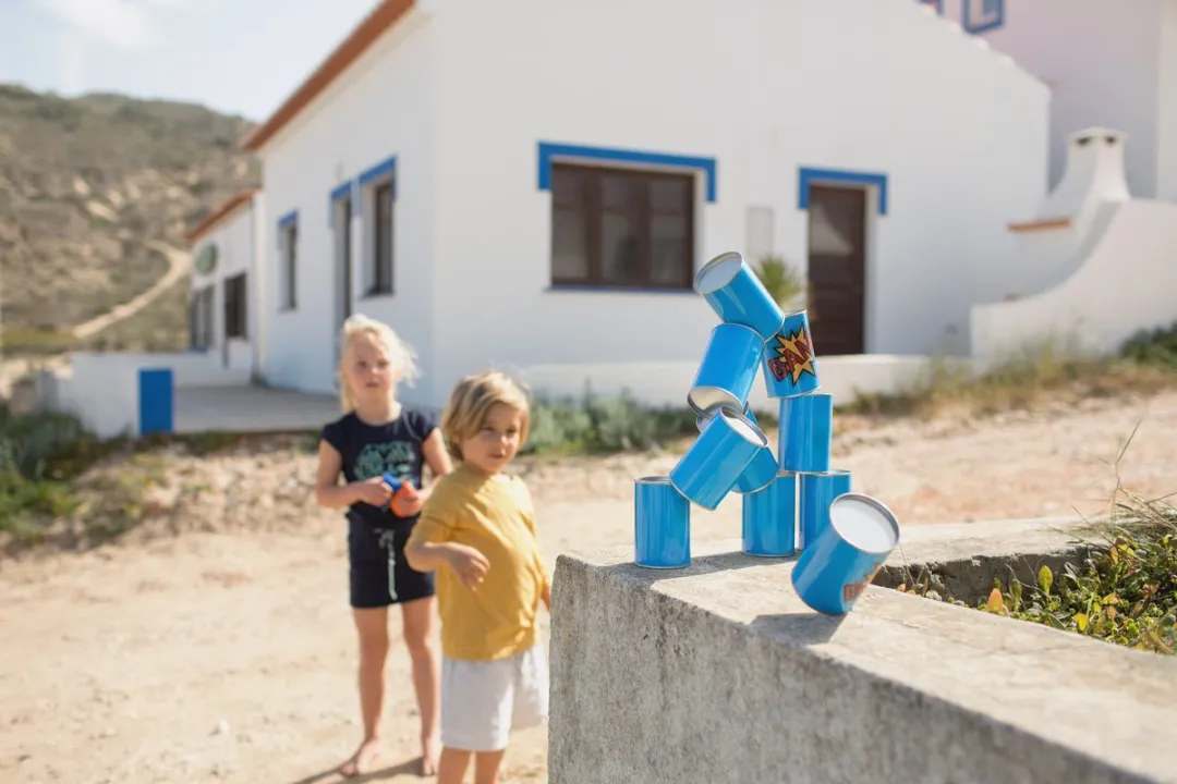 BS Toys Blikgooien Werpspel - Pittenzak Gooien - Kinderspeelgoed vanaf 3 Jaar - Buitenspeelgoed - 10 Blikken - Blauw - Spelletjes voor kinderen - Buiten speelgoed - Buitenspel - Buiten Spellen - Tuin Speelgoed - Cadeau kind